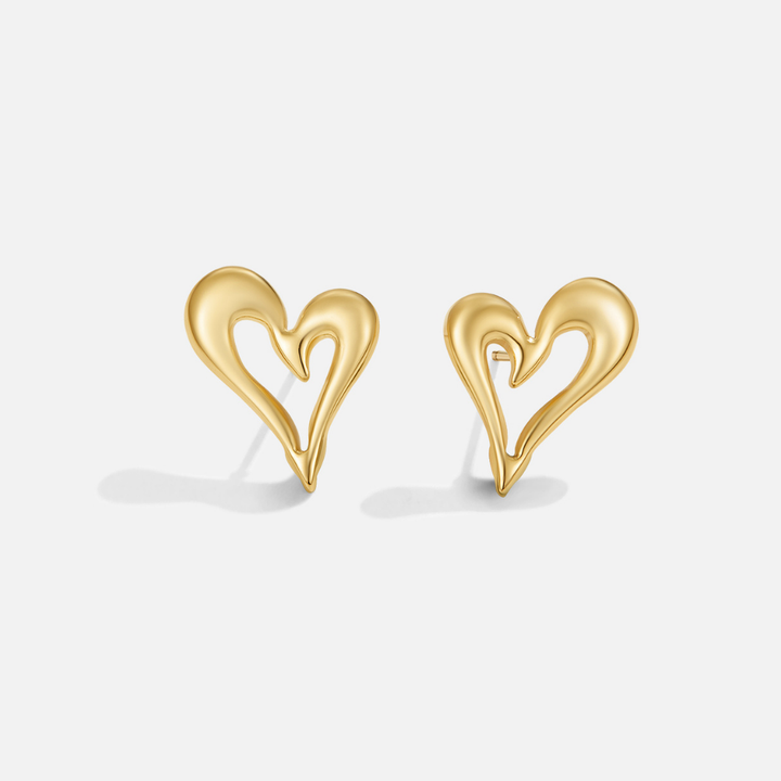 Amira – Boucles d'oreilles en forme de cœur doré.