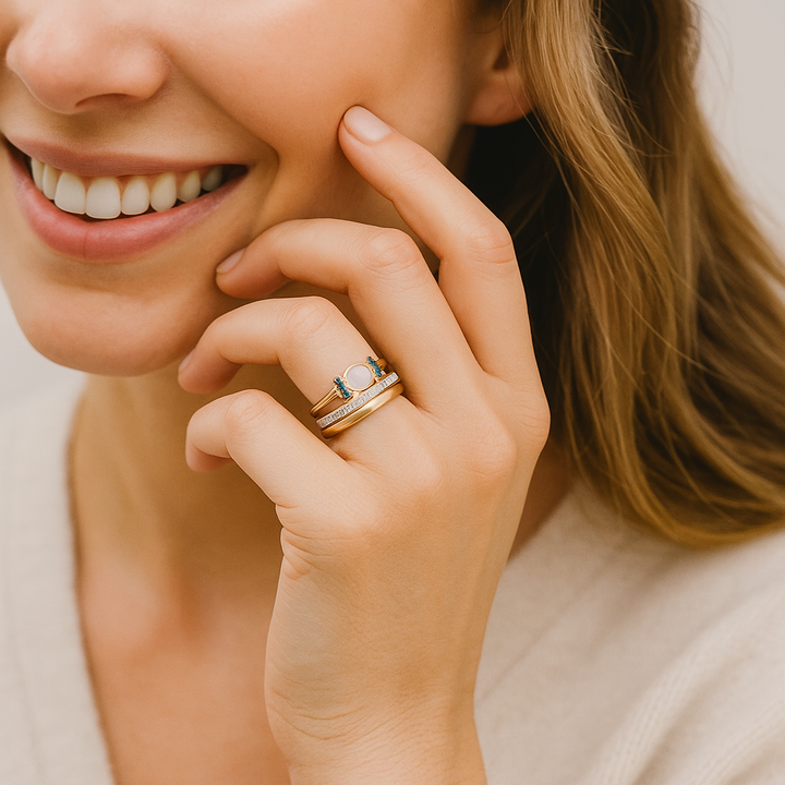 Tereza – Une délicate bague en or avec un opale scintillant et des contours transparents.