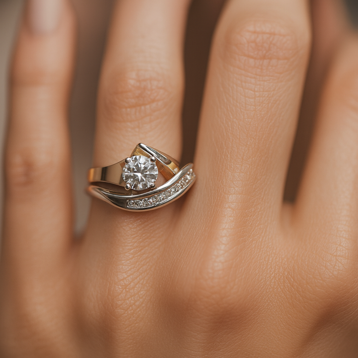 Karla – Bague asymétrique vintage effet or et argent avec zirconiums