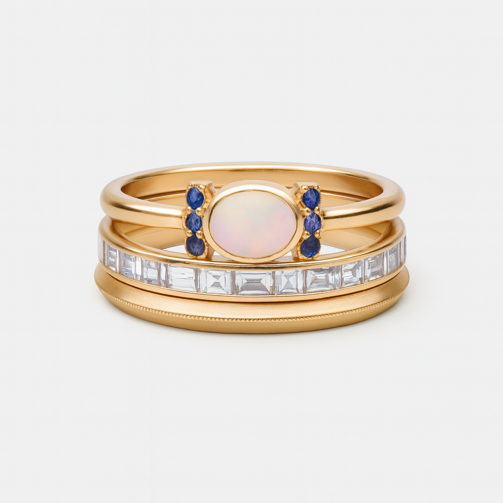 Tereza – Une délicate bague en or avec un opale scintillant et des contours transparents.
