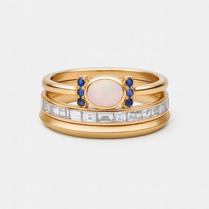 Tereza – Une délicate bague en or avec un opale scintillant et des contours transparents.