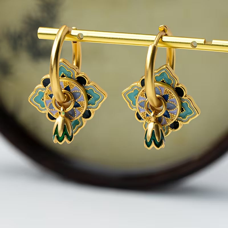 Boucles d'Oreilles Vernies de Style Vintage avec une Touche Sophistiquée