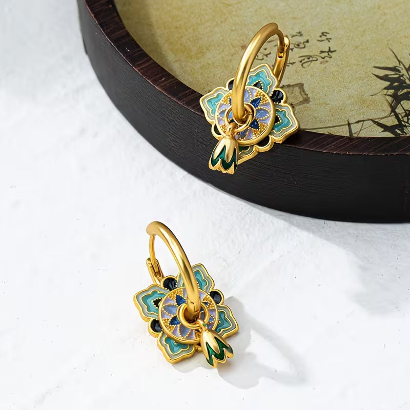 Boucles d'Oreilles Vernies de Style Vintage avec une Touche Sophistiquée