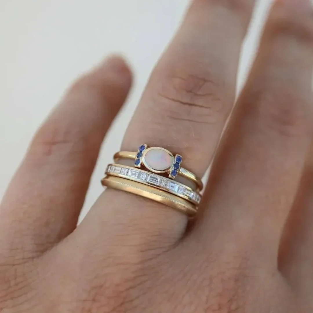 Tereza – Une délicate bague en or avec un opale scintillant et des contours transparents.