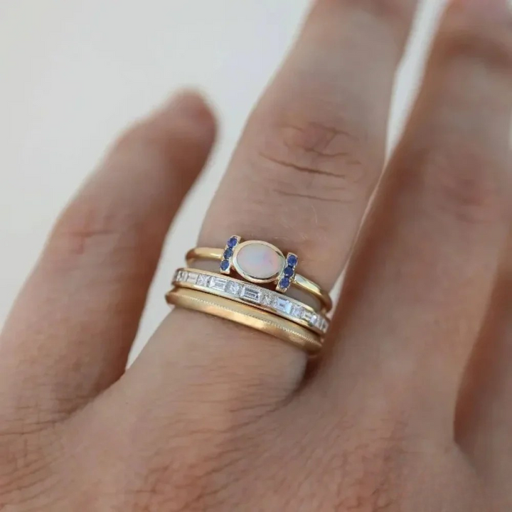 Tereza – Une délicate bague en or avec un opale scintillant et des contours transparents.