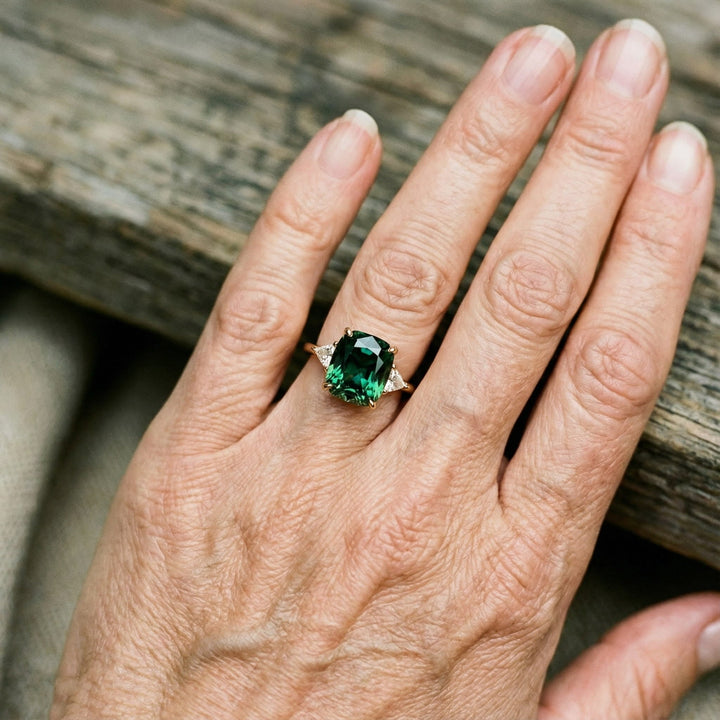 Bague Élégante Carrée avec Émeraude