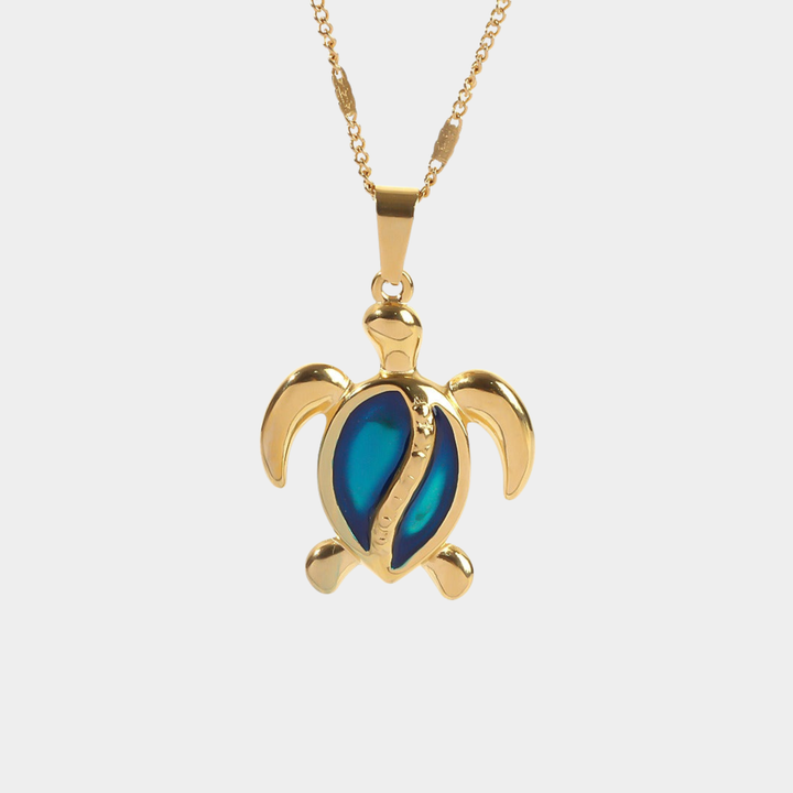 Chantal – Collier doré en forme de tortue avec opale bleue