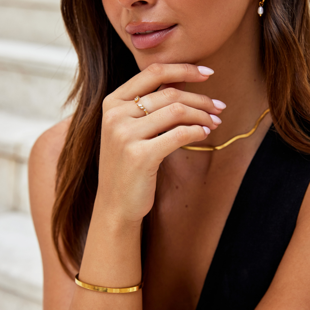 Johana – Bague au design ouvert et aux lignes fluides couleur or