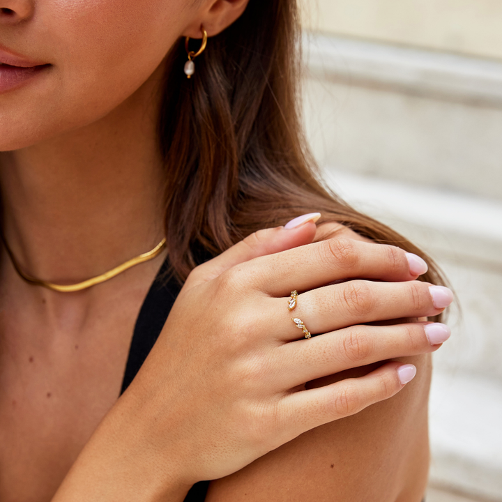 Johana – Bague au design ouvert et aux lignes fluides couleur or