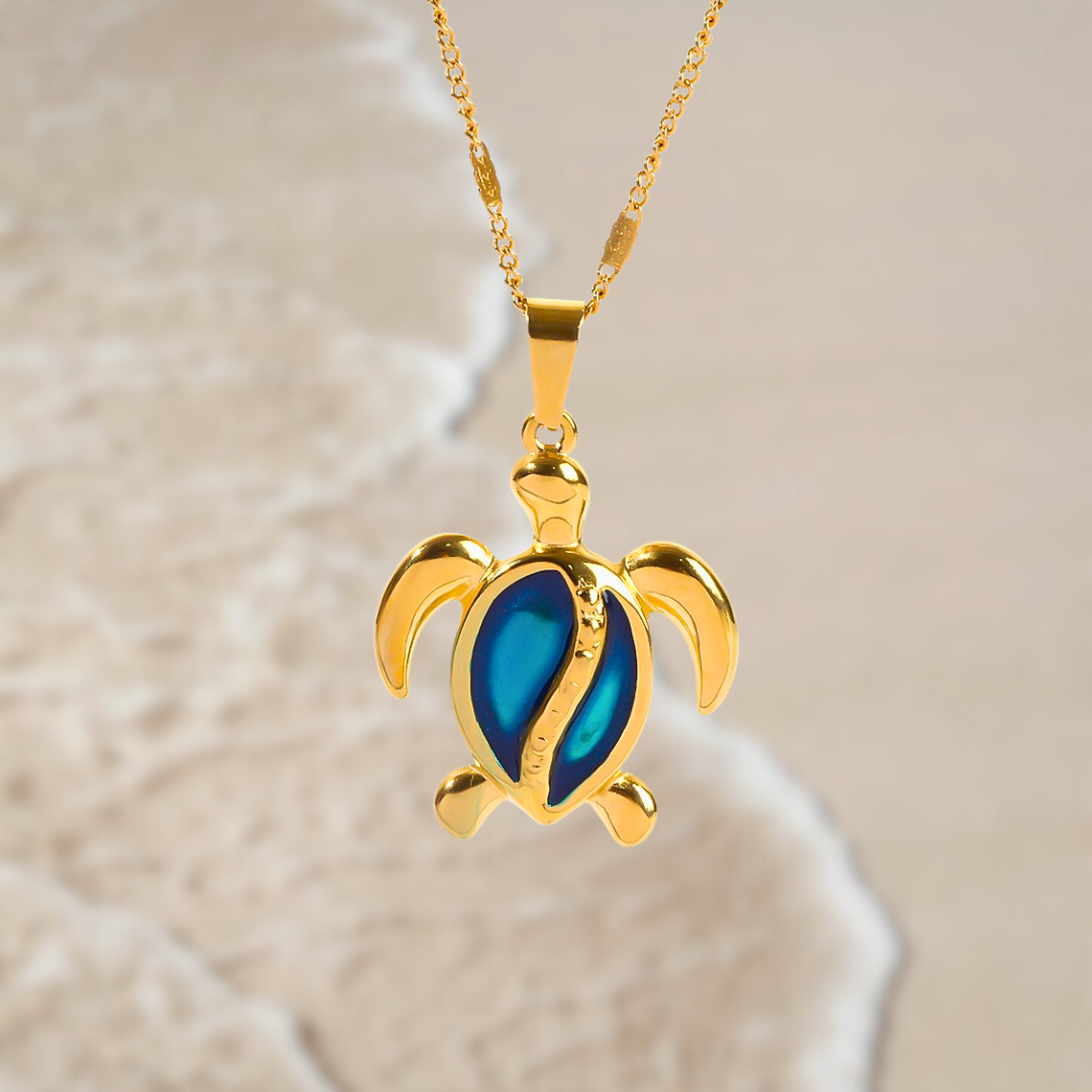 Chantal – Collier doré en forme de tortue avec opale bleue