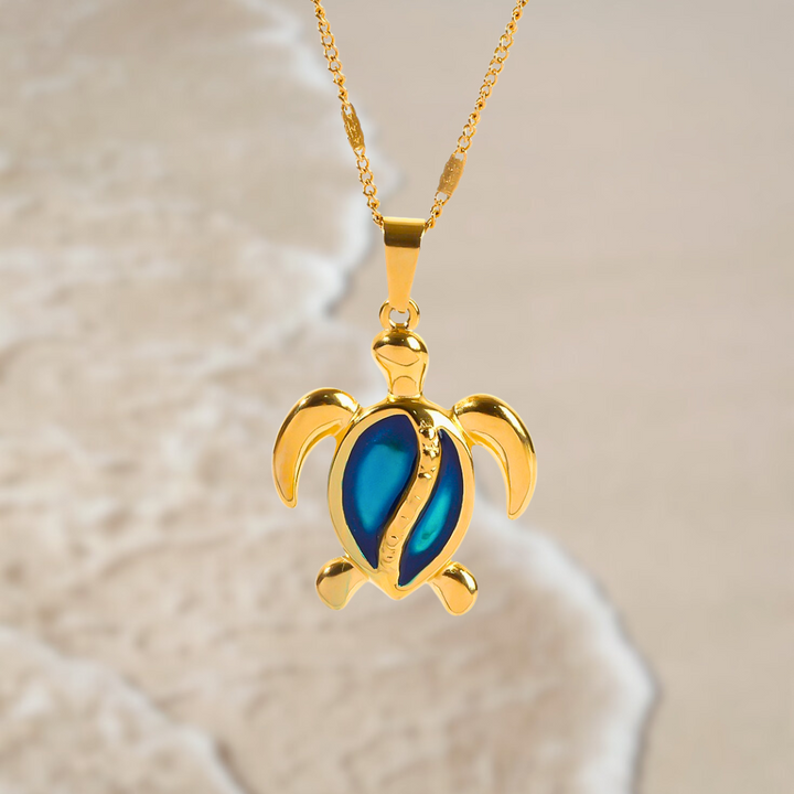 Chantal – Collier doré en forme de tortue avec opale bleue