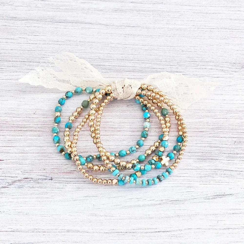 Bracelet vintage avec des perles turquoises et une croix en pendentif