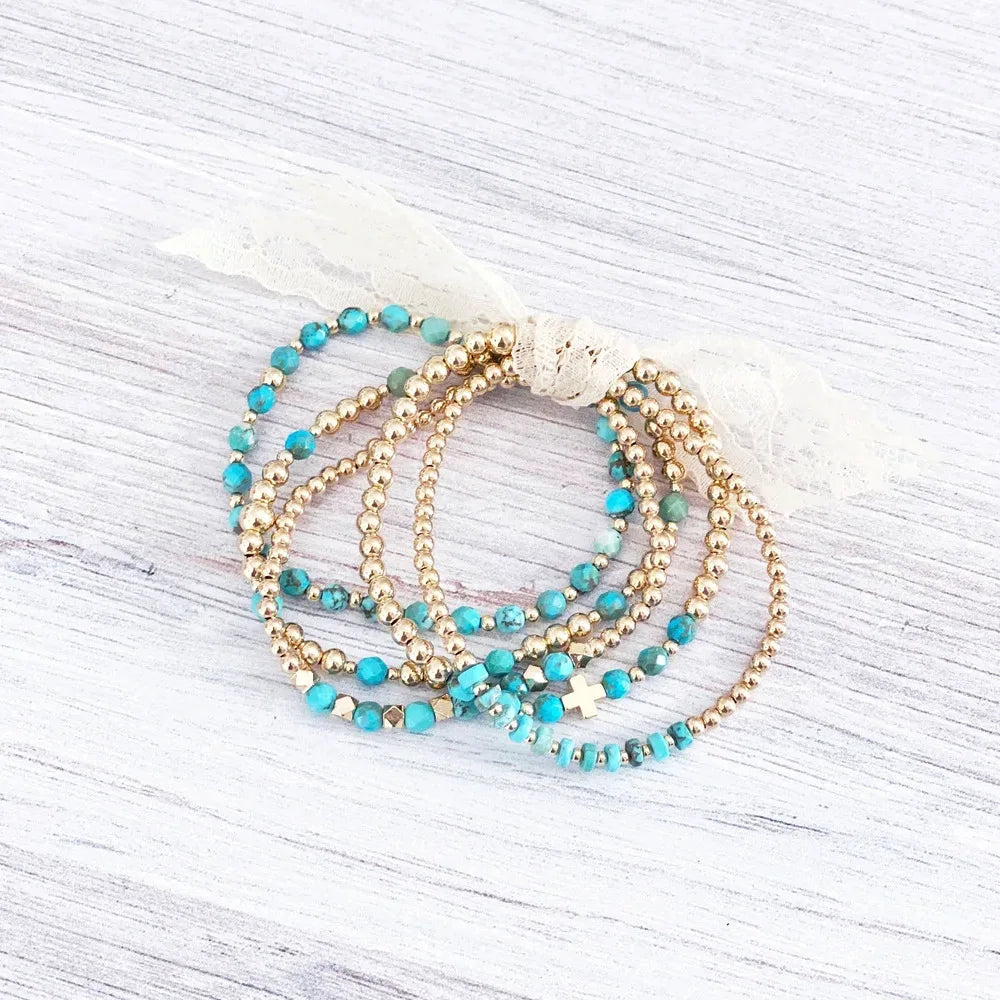 Bracelet vintage avec des perles turquoises et une croix en pendentif