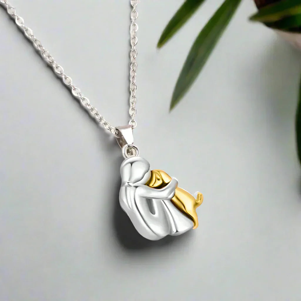 Collier avec Pendentif d'Étreinte