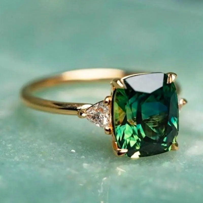 Bague Élégante Carrée avec Émeraude