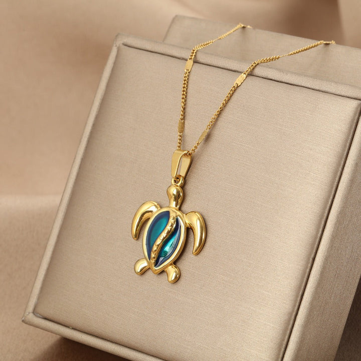 Chantal – Collier doré en forme de tortue avec opale bleue