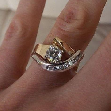 Karla – Bague asymétrique vintage effet or et argent avec zirconiums