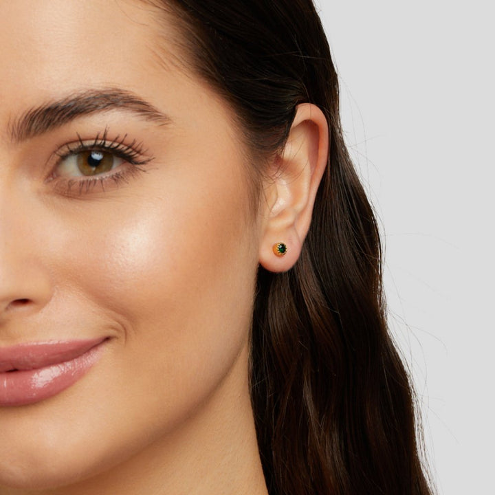 Victoria – boucles d'oreilles en or avec pierre verte.