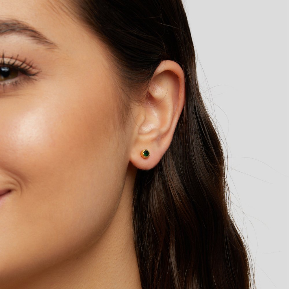 Victoria – boucles d'oreilles en or avec pierre verte.