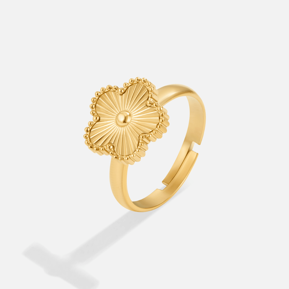 Bague élégante avec trèfle doré