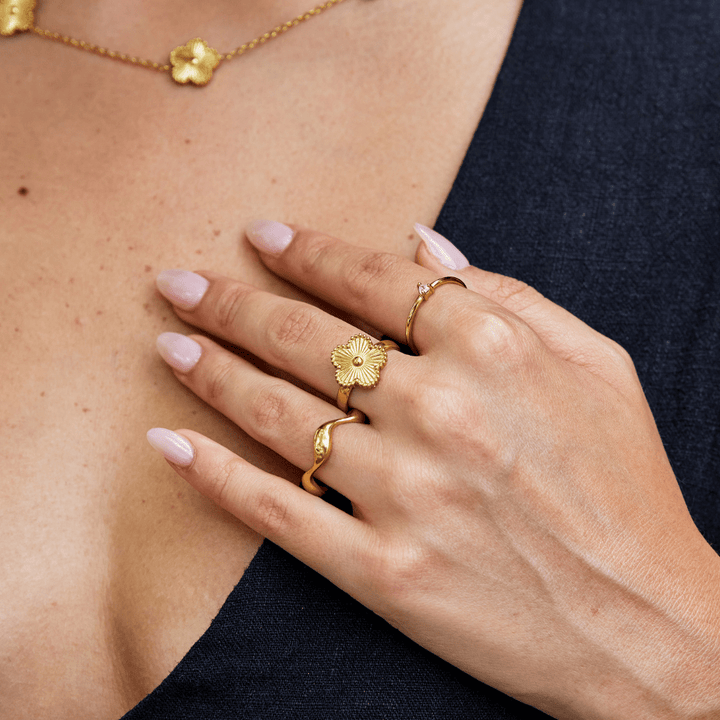 Bague élégante avec trèfle doré