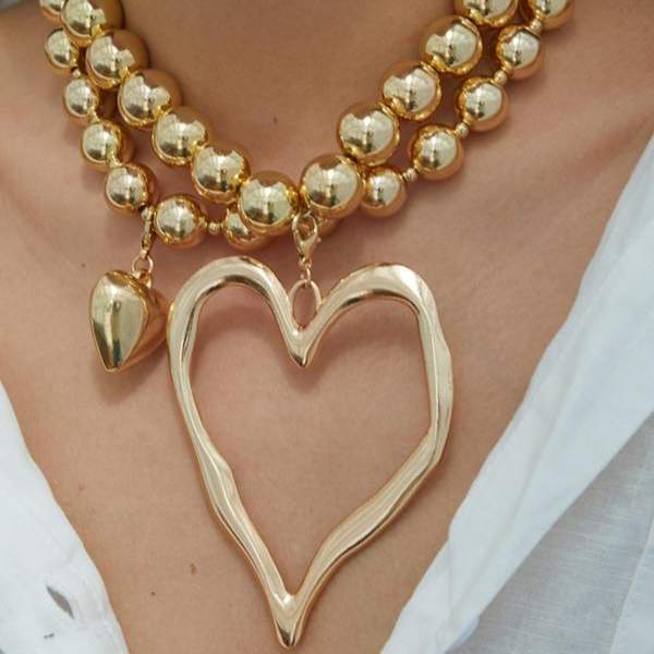 Ensemble de 2 colliers avec des perles en forme de cœur
