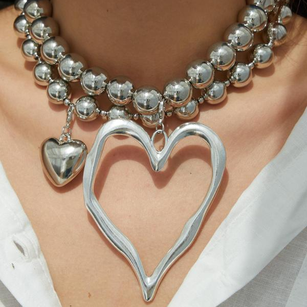 Ensemble de 2 colliers avec des perles en forme de cœur