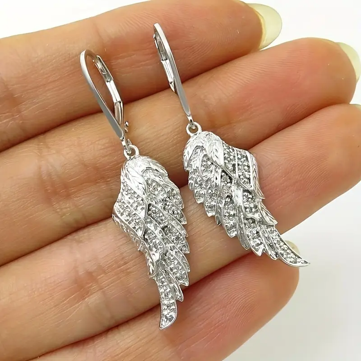 Boucles d'oreilles argentées avec des ailes brillantes