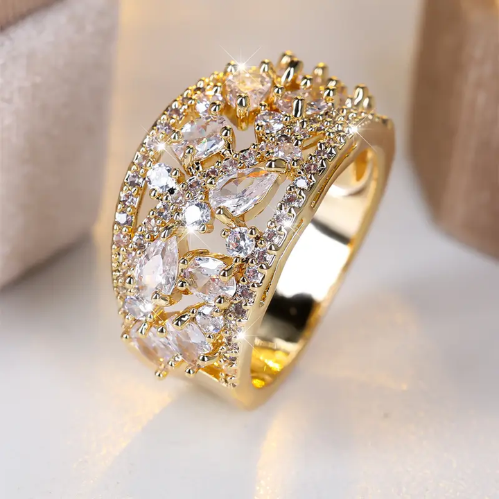 Bague Dorée Ajourée avec Cristaux Blancs