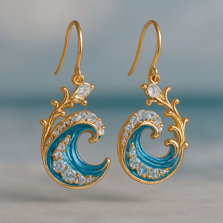 Boucles d'oreilles dorées avec des vagues brillantes de l'océan