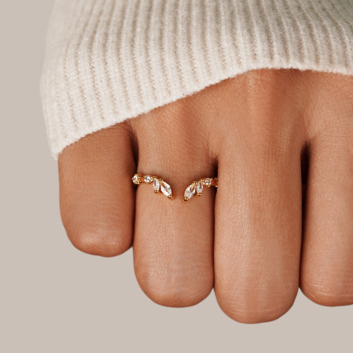 Johana – Bague au design ouvert et aux lignes fluides couleur or