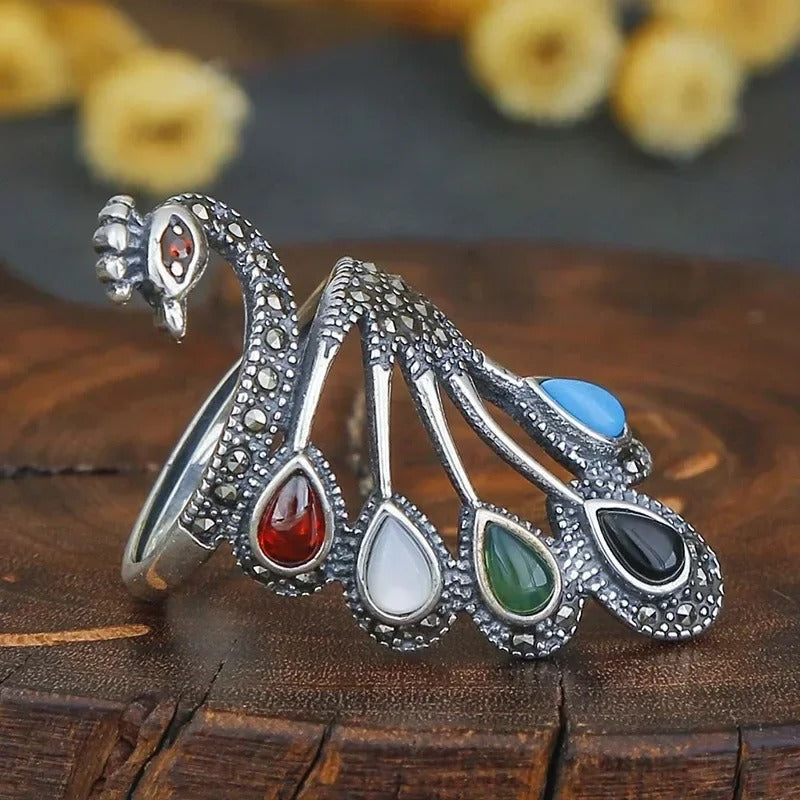 Bague ethnique en argent avec pierres précieuses multicolores et un magnifique paon