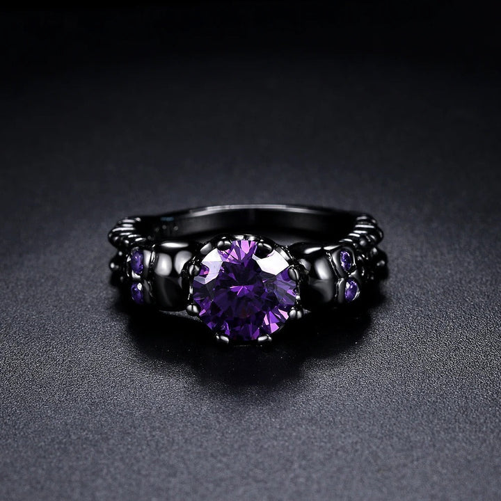 Bague Vintage Noire Ronde avec Pierre Précieuse Violette et Design Intriqué