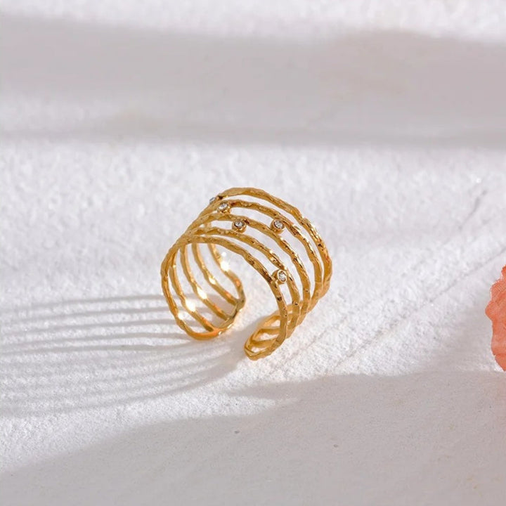 Bague large en or avec éclat doré
